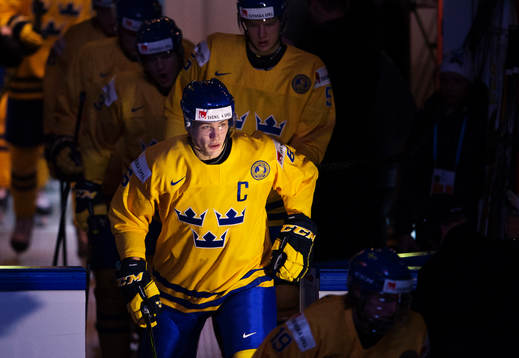Sveriges Andreas Englund gör entré till ishockeymatchen i