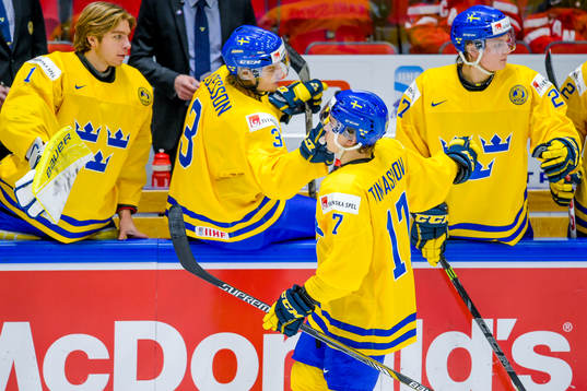 Sveriges Dmytro Timashov jublar med lagkamraterna