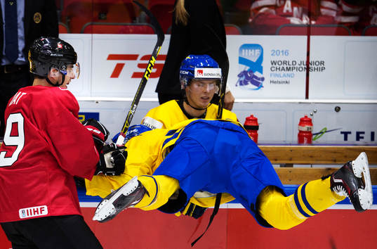 Schweiz Damien Riat tacklar Sveriges Marcus Pettersson
