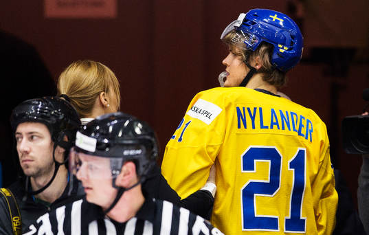 Sveriges William Nylander får hjälp att lämna isen
