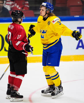 Schweiz Denis Malgin i bråk med Sveriges William Lagesson
