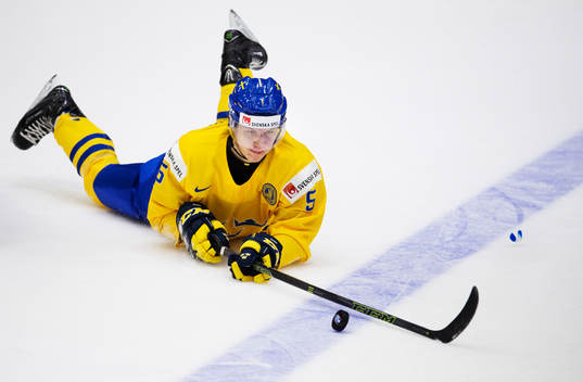 Sveriges Adam Ollas Mattsson slänger sig