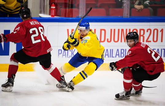 Schweiz Timo Meier och Tino Kessler utmanas av Sveriges