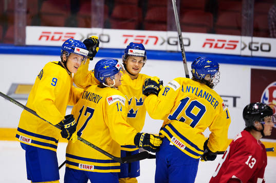 Sveriges Gabriel Carlsson, Dmytro Timashov, William