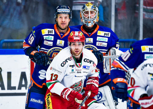 Modos Bill Thomas framför Växjös Tuomas Kiiskinen och