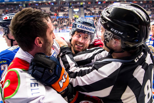 Gruff mellan Modos Maxim Lapierre och Växjös Adam Burish