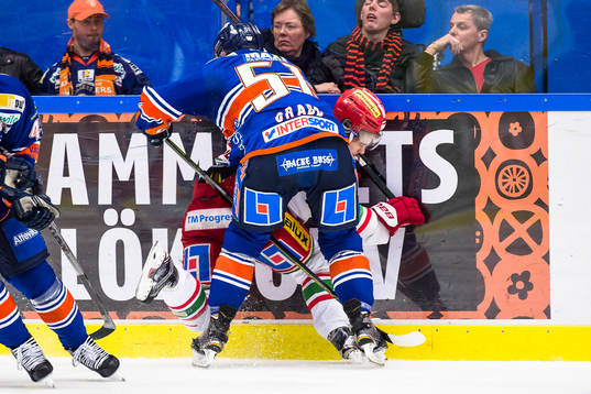 Växjös Joey Crabb tacklar Modos Gustav Possler