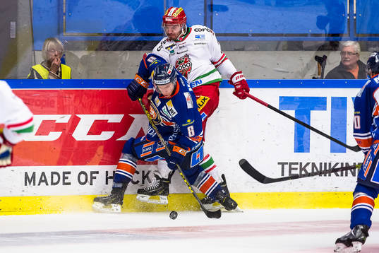 Växjös Ville Varakas tacklar Modos Maxim Lapierre