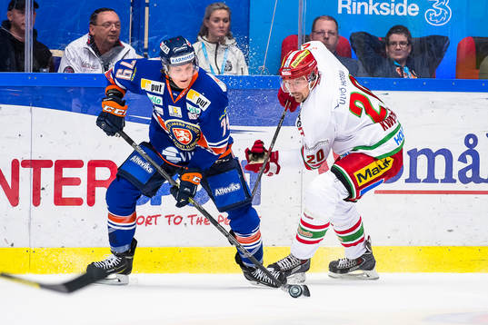 Växjös Patrik Lundh jagas av Modos Joel Kwaitkowski