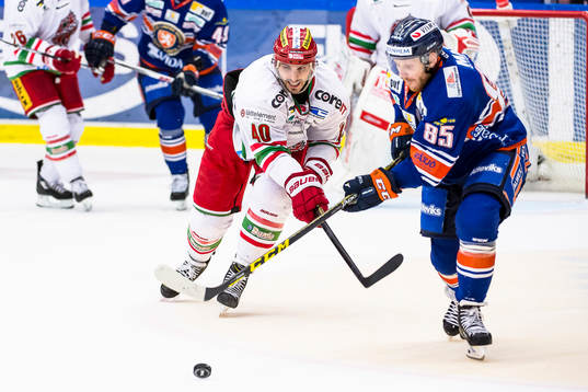Modos Maxim Lapierre jagar Växjös Liam Reddox