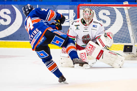 Modos målvakt Jonatan Bjurö tar Växjös Joakim Hillding