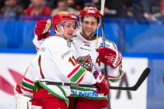 Modos Victor Olofsson och Oscar Hedman jublar