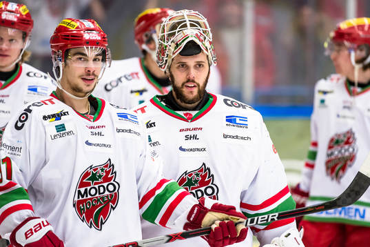 Modos målvakt Jonatan Bjurö jublar
