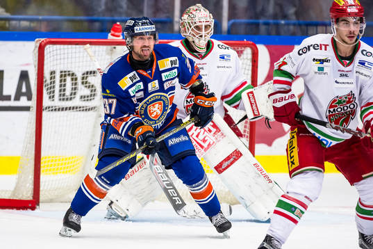 Växjös Adam Burish framför Modos mål