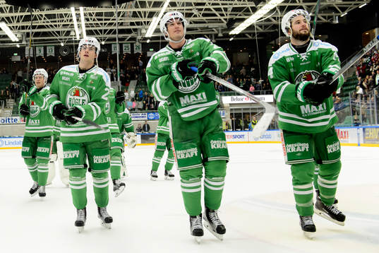 Rögles spelare jublar och tacka sina supporters