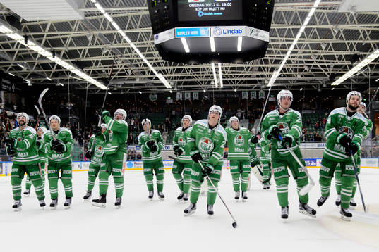 Rögles spelare jublar och tacka sina supporters