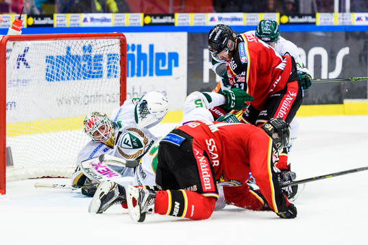 Luleås Jacob Micflikier försöker trycka in pucken bakom