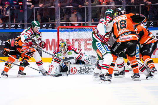 Frölundas målvakt Johan Gustafsson gör en räddning
