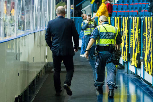 Leksands tränare Per-Erik Johnsson får sällskap av en