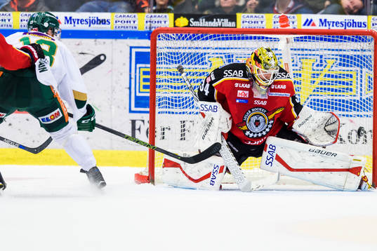 Luleås målvakt Joel Lassinantti räddar ett skott