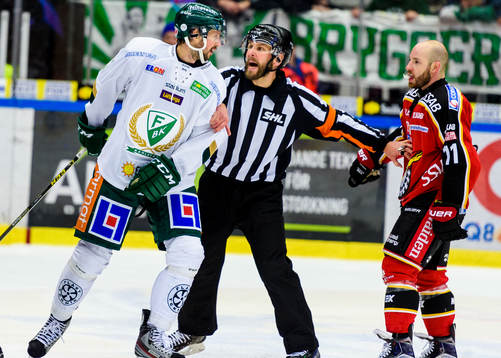 Domare Marcus Linde går i mellan Färjestads Rickard