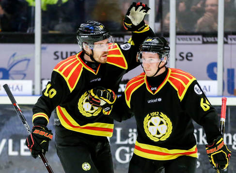 Brynäs Anssi Salmela och Jonathan Pudas jublar