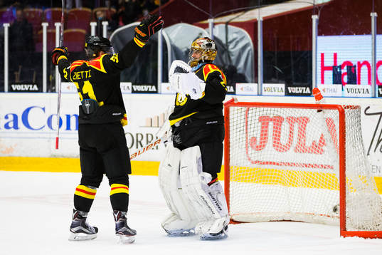 Brynäs Marc Zanetti och målvakt Bernhard Starkbaum jublar