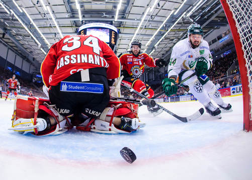 Färjestads Milan Gulas gör 2-1 bakom Luleås målvakt