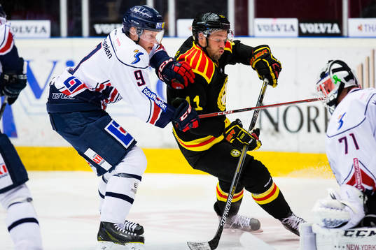 Linköpings Anton Karlsson trycker undan Brynäs Jesper