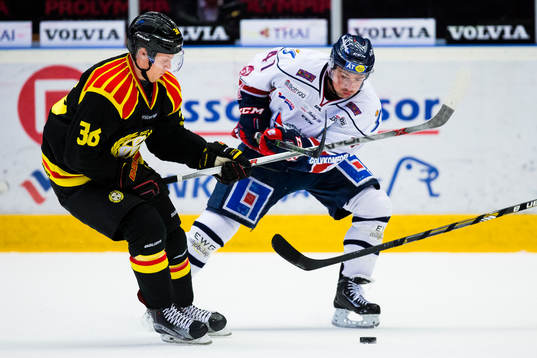 Brynäs Linus Ölundi kamp om pucken med Linköpings Broc