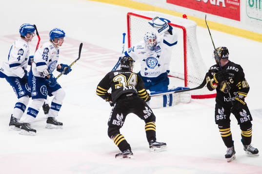 Leksands målvakt Frans Tuohimaa räddar ett skott