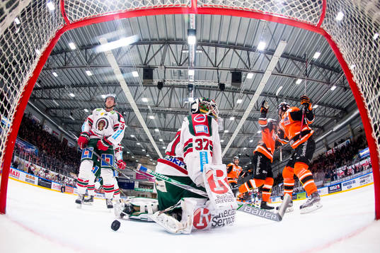 Karlskronas Alexander Bergström  gör 2-0 till Karlskrona