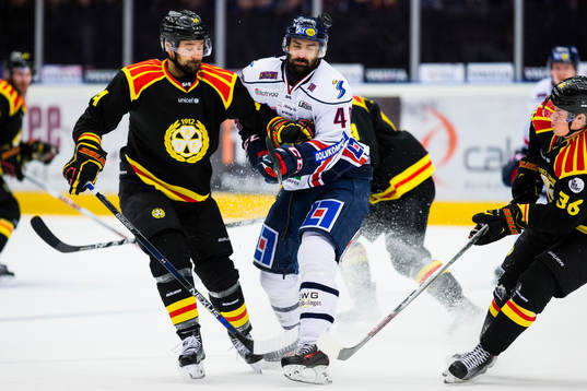 Brynäs Johan Alcén och Daniel Rahimi krockar