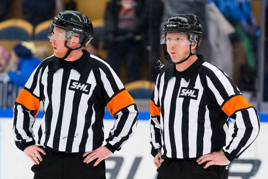 Domarna Mikael Holm och Daniel Winge