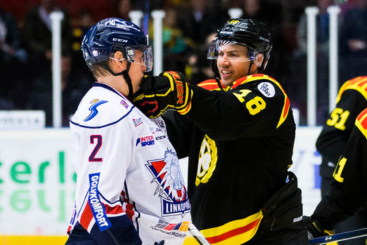 Linköpings Vilmos Gallo får handsken från Brynäs Anton