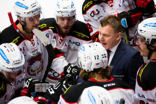 Malmö Redhawks tränare Jesper Mattsson coachar laget