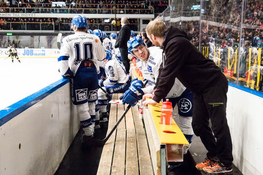 Leksands Jon Knuts ser bekymrad ut i båset