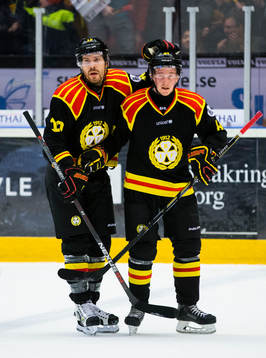 Brynäs Anssi Salmela och Jonathan Pudas jublar
