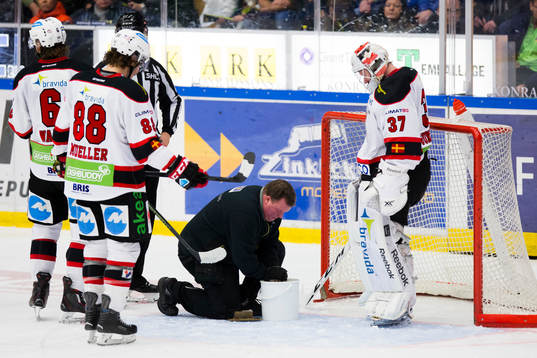 Spelavbrott på grund av ett hål i isen. Vaktmästare