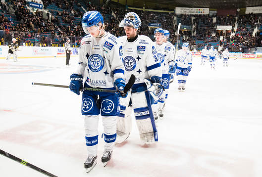 Leksands Simon Norberg och målvakt Frans Tuohimaa  ser