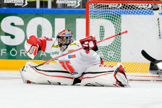 Örebros målvakt Julius Hudacek räddar