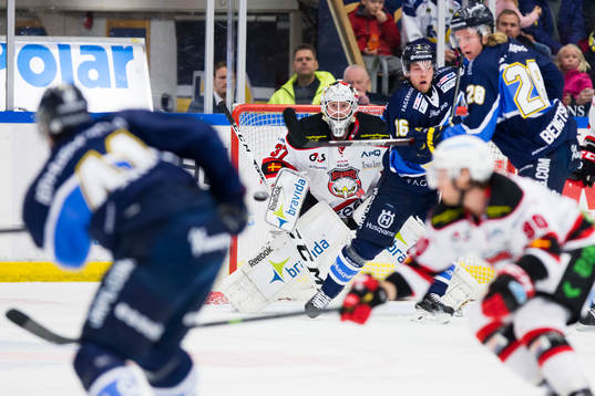 s Filip Sandberg och Anton Bengtsson framför mål