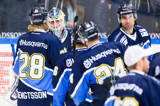 s målvakt Fredrik Pettersson-Wentzel jublar