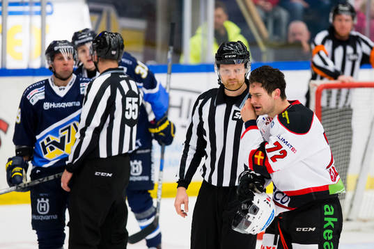 s Chris Abbott (v) och Malmö Redhawks T.J. Galiardi hånar