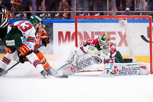 Frölundas målvakt Johan Gustafsson gör en räddning