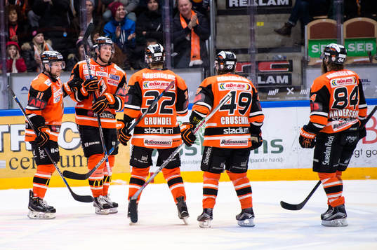 Karlskronas Emil Larsson har gjort 3-5 och jublar