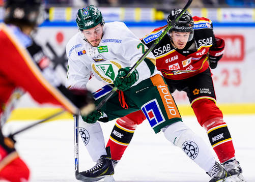 Färjestads John Persson jagas av Luleås Brendan Mikkelson