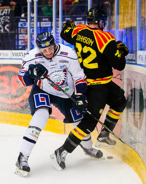 Linköpings Vilmos Gallo och Brynäs Nick Johnson i kamp om