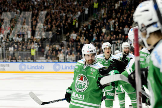 Rögles Jack Connolly jublar med båset