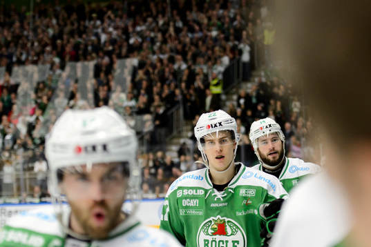 Rögles Sebastian Wännström jublar med båset